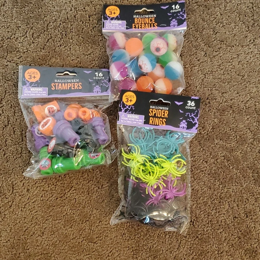 HALLOWEEN PARTY Supplies Loot Bags Prizes Tablecloth Curtain Necklace for 16 NIP